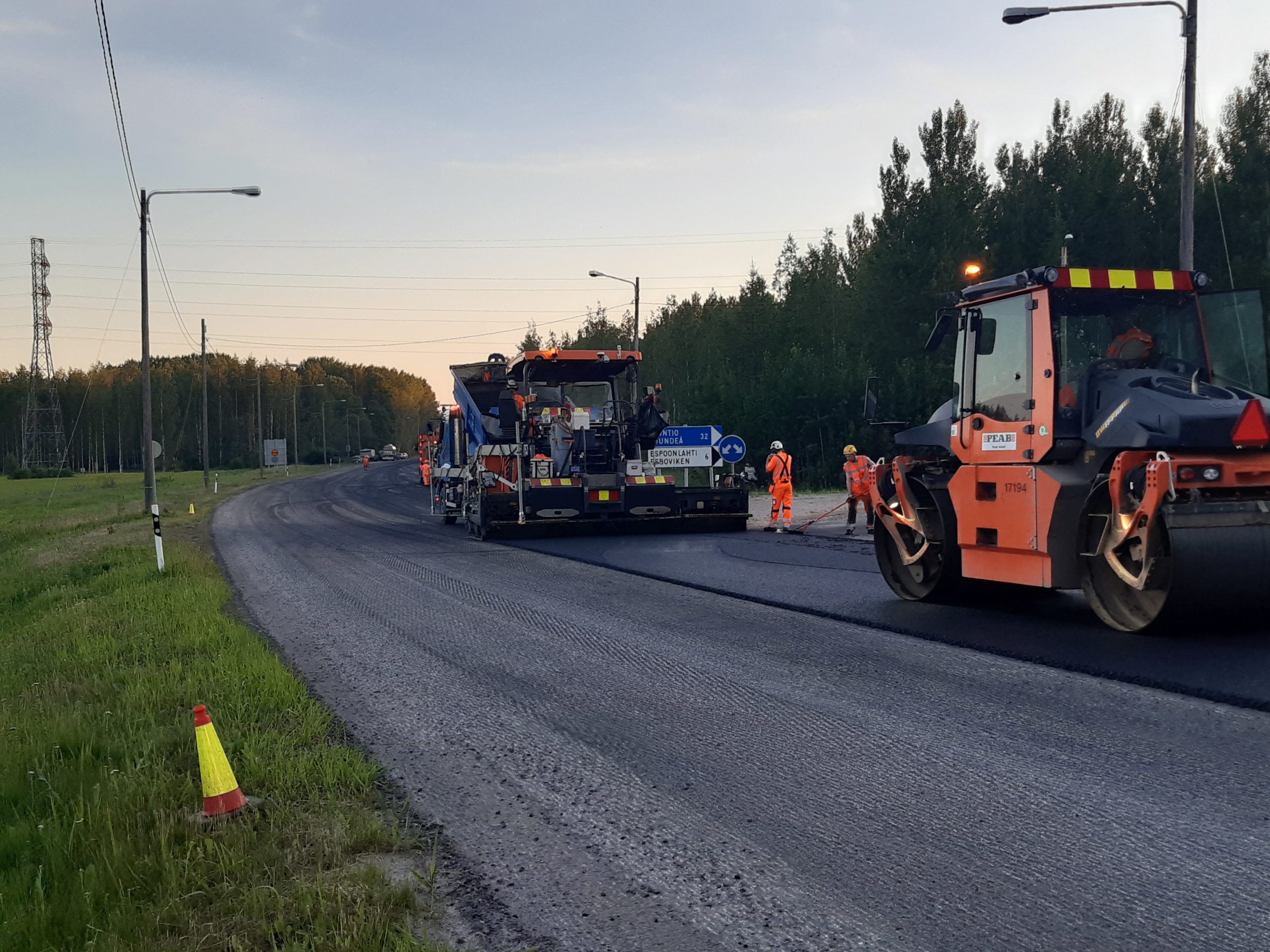 Päällystystöiden tekoa kantatiellä 50.