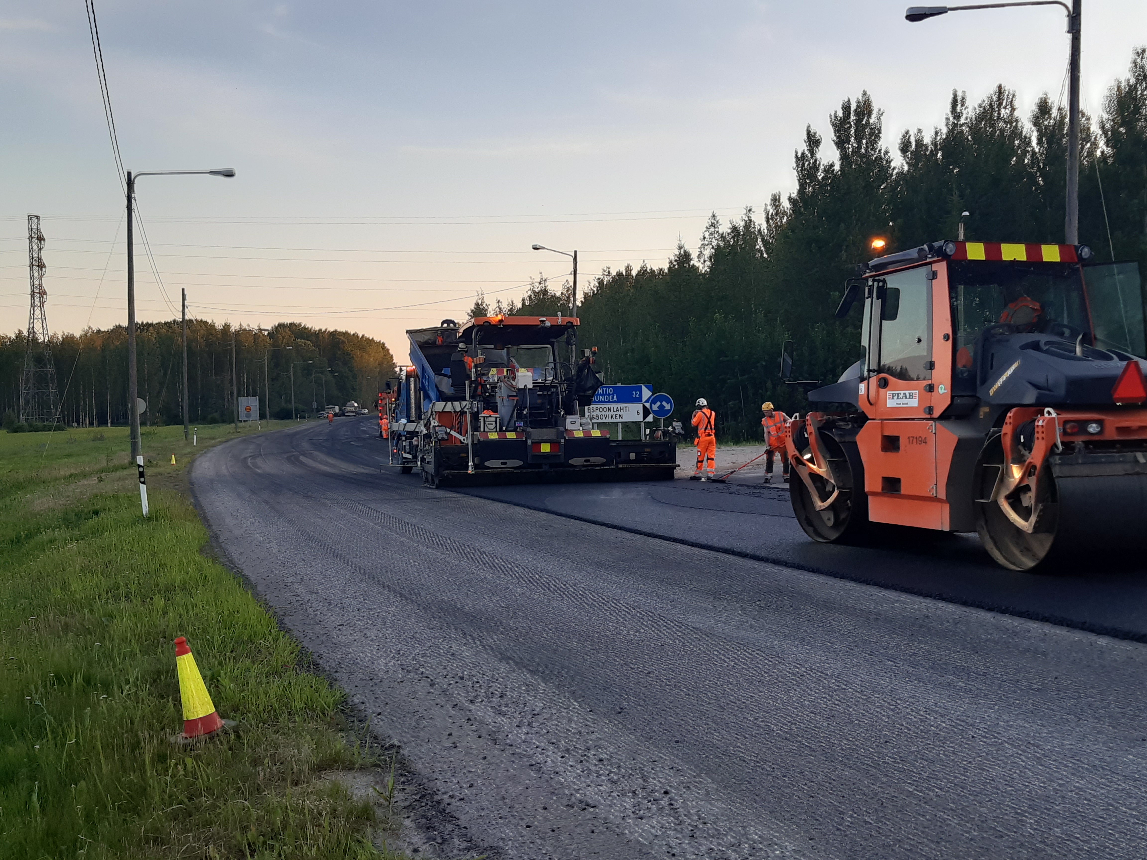 Beläggningsarbete pågår på stamväg 50.